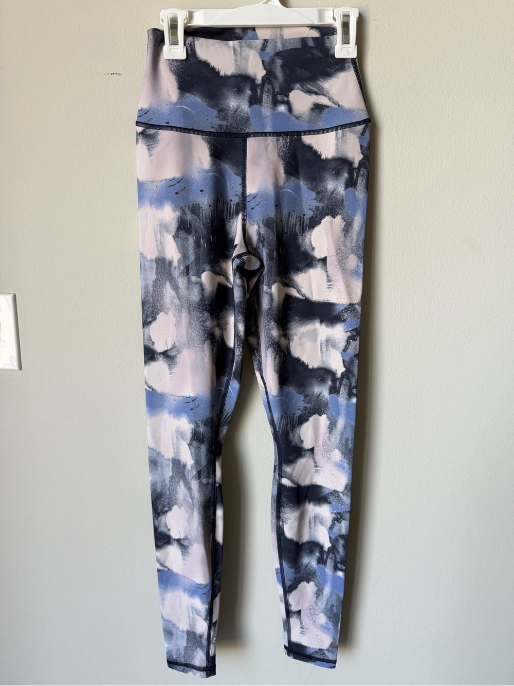 ALO Yoga Women's High-Rise Abstract Print Leggings in Blue, Gray & White